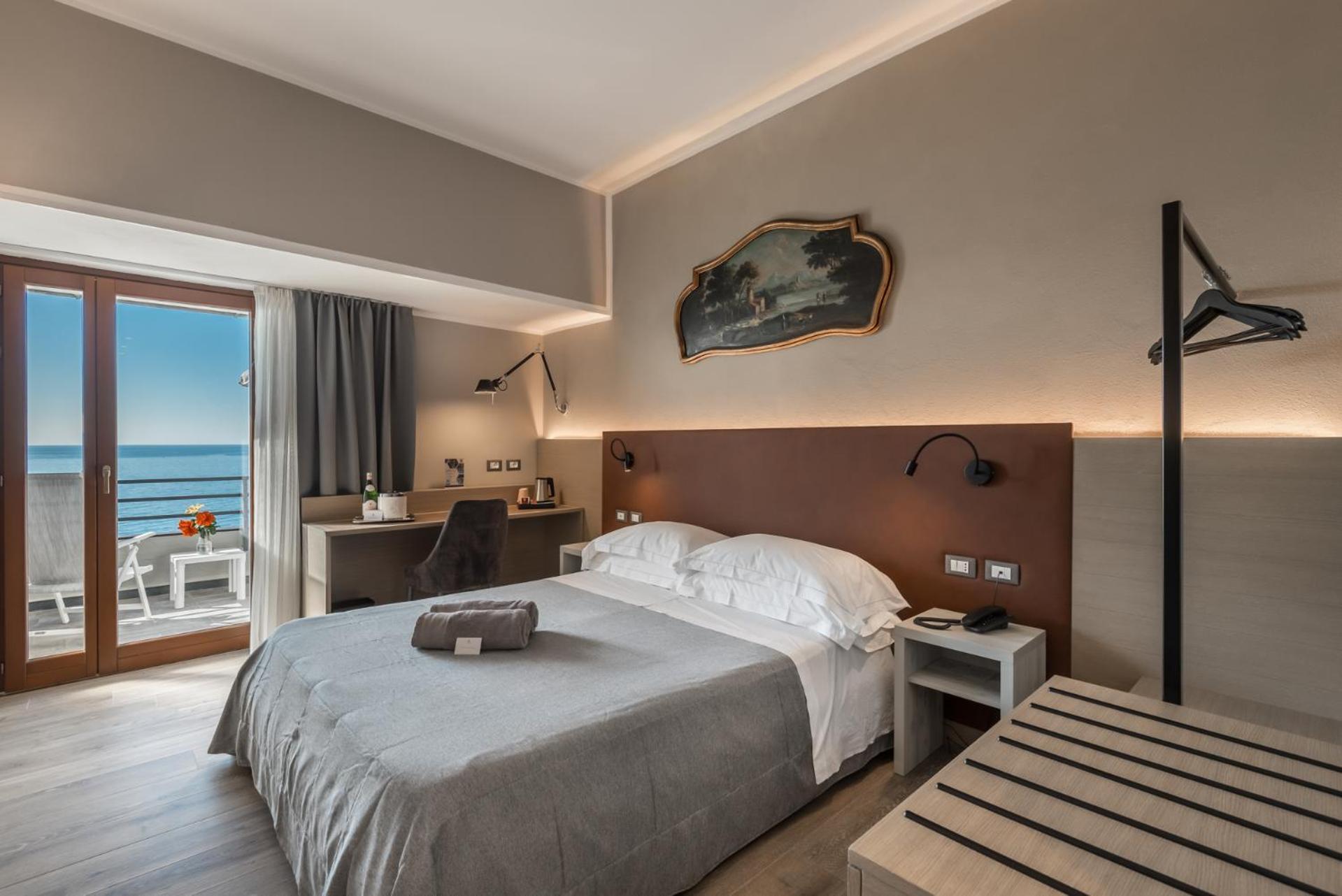 Hotel Porto Roca مونتيروسّو ال ماري المظهر الخارجي الصورة