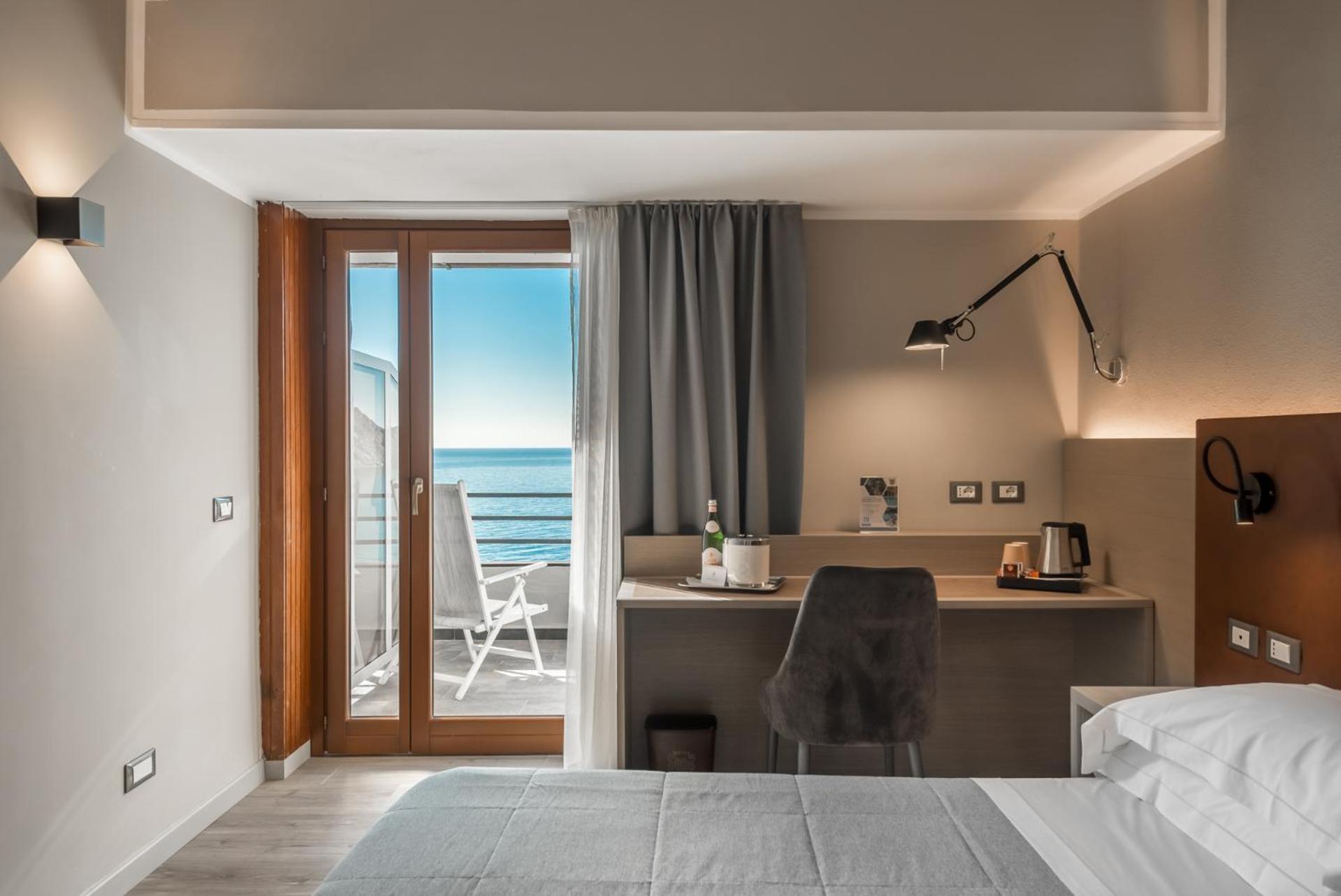 Hotel Porto Roca مونتيروسّو ال ماري المظهر الخارجي الصورة